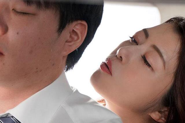 【北条麻妃】電車内で部下を射精管理するヤリ手女上司…耳元囁き逆痴漢で悶絶絶頂ラッシュ！