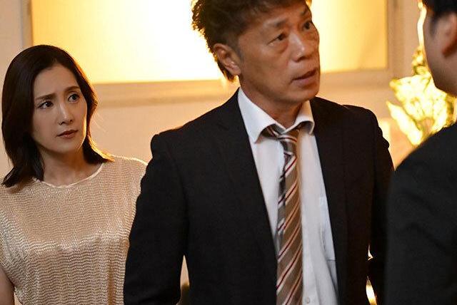 【古東まりこ】ヌード撮影で上司に寝取られる人妻…羞恥に溺れ浮気映像の絶頂衝撃に夫婦の歯車狂う！