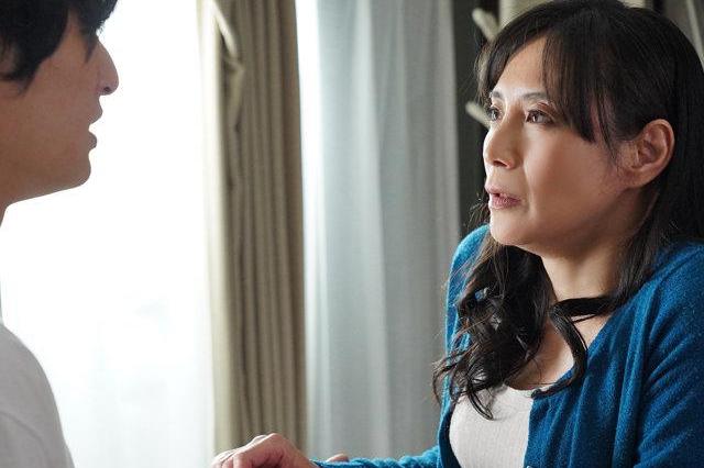 【平岡里枝子】四畳半アパートで息子に監禁調教される美熟母…再婚恨み禁断相姦で汗ばむ夏絶頂♡