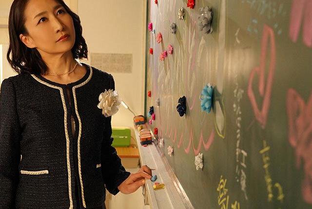 【礼子】問題児4人に囲まれ輪姦…卒業式後の教室で犯される美人教師の絶頂崩壊♡