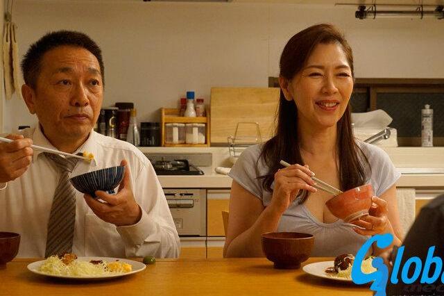 【千里】隣の大学生に誘惑される主婦…寂しさを埋める不倫中出しの禁断関係♡