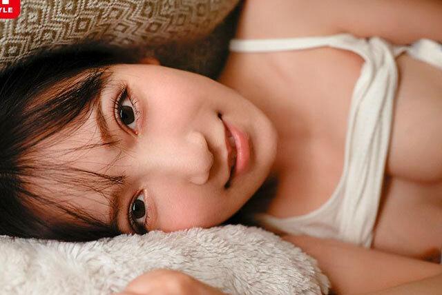 【三田真鈴】超至近距離キス誘惑のあざと妹…唇ゼロ距離で理性崩壊ぶっちゅー禁断欲情♡